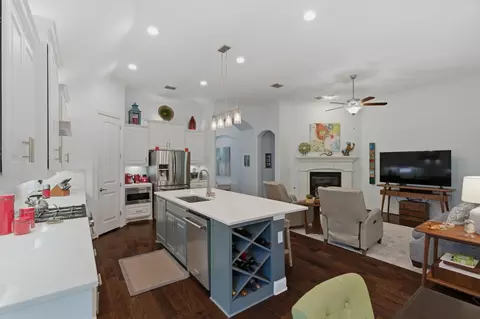 Kitchen - 815 Dove Trl, Euless, TX 76039 photo 4 of 5