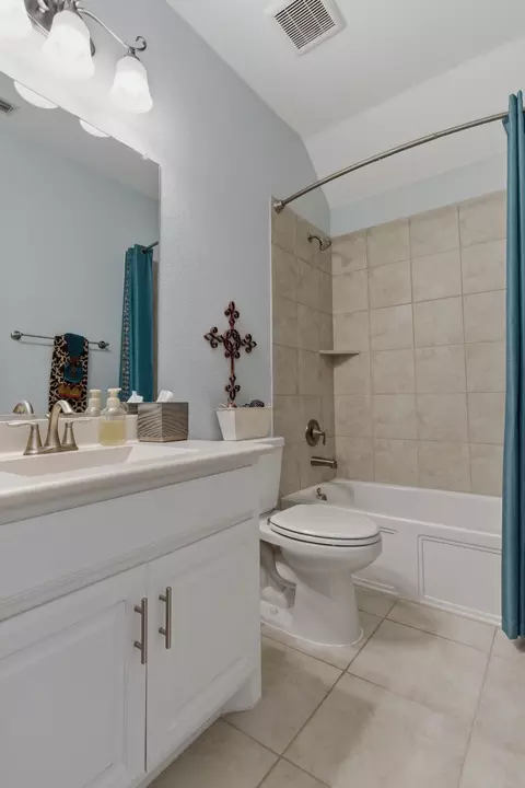 Bath - 815 Dove Trl, Euless, TX 76039 photo 3 of 4