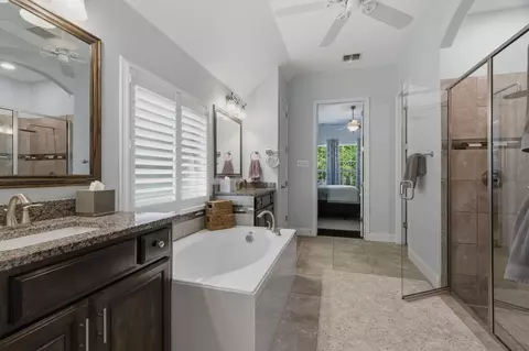 Bath - 815 Dove Trl, Euless, TX 76039 photo 2 of 4