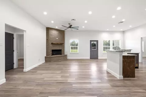 Living - 903 W Cardinal St, Ector, TX 75439 photo 4 of 8