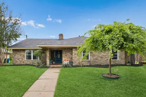 722 Royal Oaks Dr, Garland, TX 75040