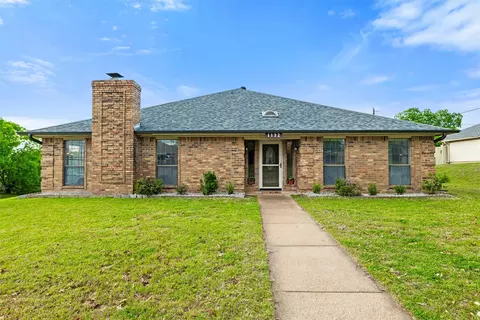 1132 Trinity Dr, Benbrook, TX 76126