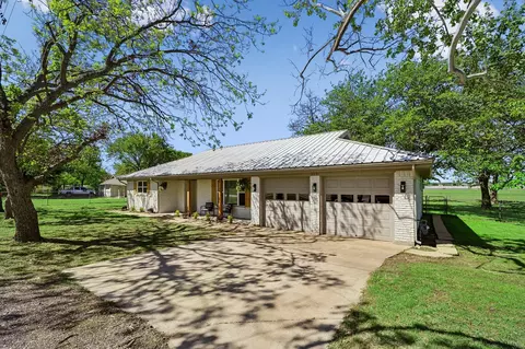 913 N Main St, Springtown, TX 76082