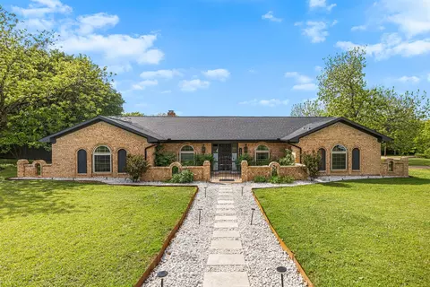 109 Hillside Dr W, Burleson, TX 76028