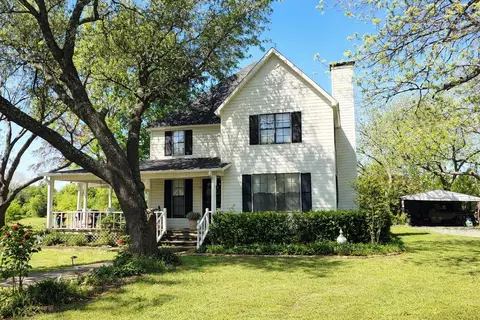608 N Lamar St, Tioga, TX 76271