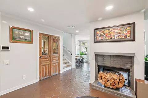 Entry Way - 3801 Gilbert Ave #A, Dallas, TX 75219 photo 2 of 5