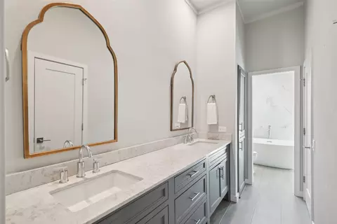 Bath - 3801 Gilbert Ave #A, Dallas, TX 75219 photo 2 of 7