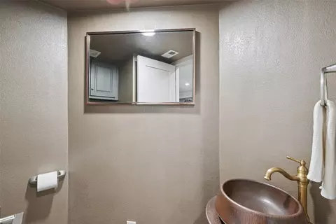 Bath - 3801 Gilbert Ave #A, Dallas, TX 75219 photo 1 of 7