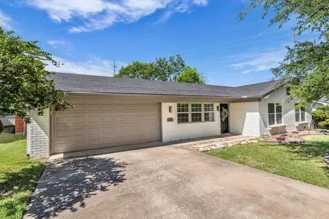 1208 Southwood Dr, Woodway, TX 76712