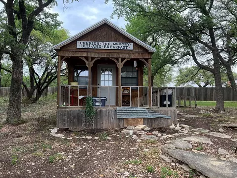 724 W First St, Hico, TX 76457
