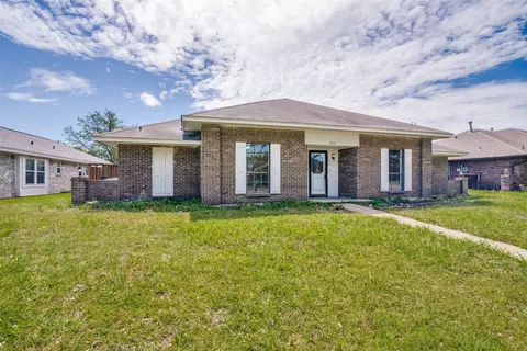 414 Willowcrest Dr, Garland, TX 75040