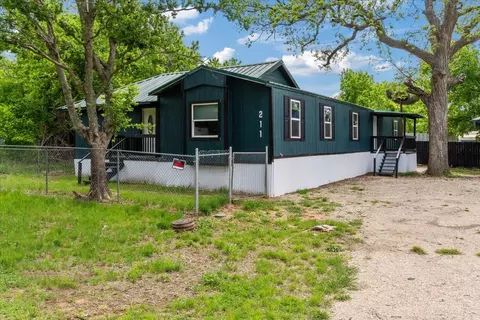 211 Kickapoo Trl, Weatherford, TX 76087