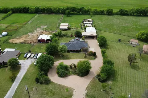 8463 Crestview Rd, Sanger, TX 76266