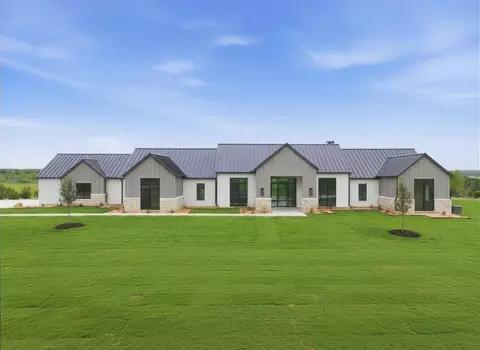 220 Cavalier Ct, Strawn, TX 76475