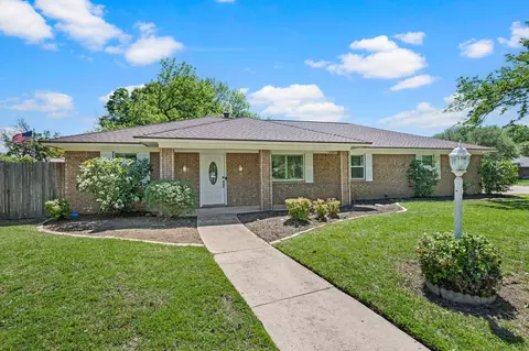 2 Lincolnshire Cir, Bedford, TX 76021