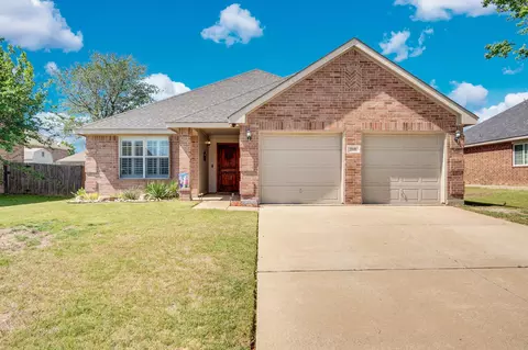 215 Stable Dr, Waxahachie, TX 75165