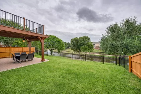 316 Riverwalk Ln, Irving, TX 75063