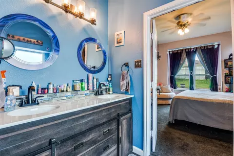 Bath - 805 E Huitt Ln, Euless, TX 76040 photo 4 of 4
