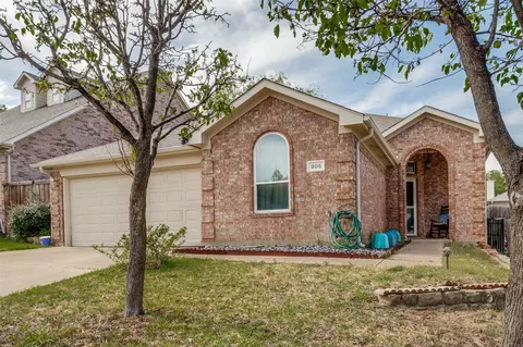 805 E Huitt Ln, Euless, TX 76040