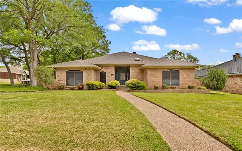 2528 Stonegate Dr N, Bedford, TX 76021