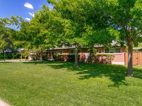 810 S Jefferson St, Irving, TX 75060