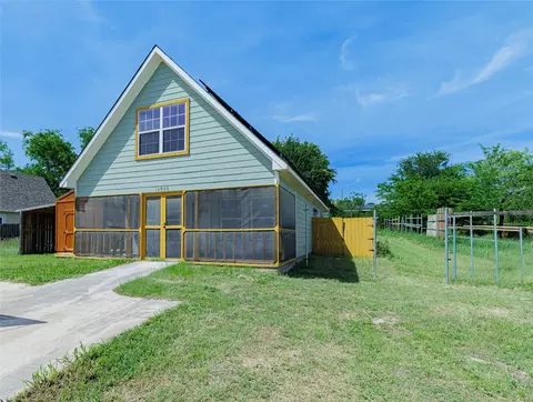 10906 Shady Oaks Dr, Runaway Bay, TX 76426
