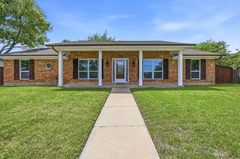 628 Robindale Ct, Bedford, TX 76022