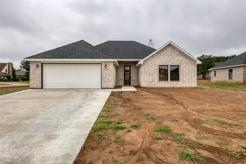 1607 W College St, Jacksboro, TX 76458