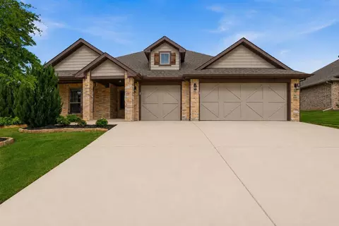 3205 Greenway Dr, Burleson, TX 76028