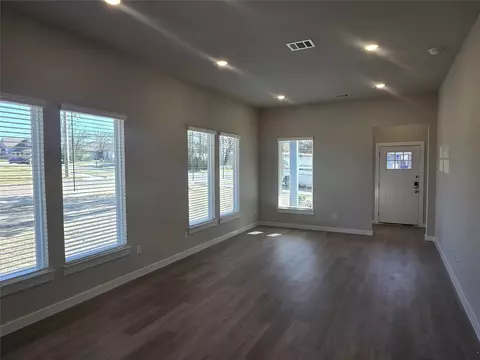 Living - 331 E Hull St, Denison, TX 75021 photo 2 of 4