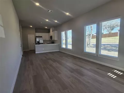 Living - 331 E Hull St, Denison, TX 75021 photo 1 of 4
