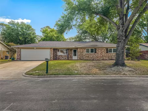220 Cooper Dr, Hurst, TX 76053