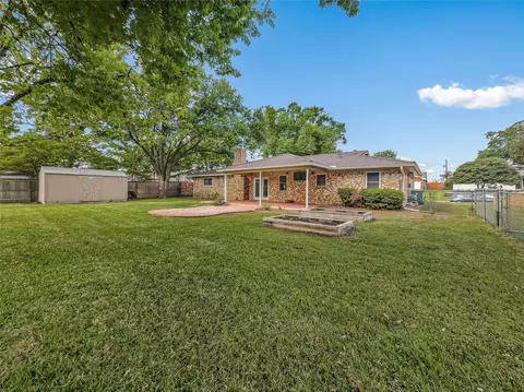 220 Cooper Dr, Hurst, TX 76053