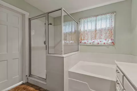 Bath - 914 Griffith Ave, Terrell, TX 75160 photo 2 of 3
