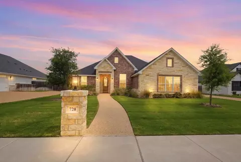 720 Whirlaway Rd, Hewitt, TX 76643