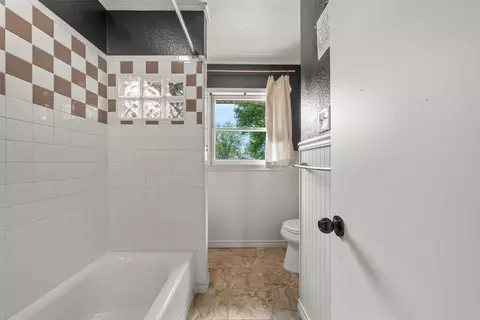 Bath - 3223 Live Oak Ave, Waco, TX 76708 photo 3 of 3