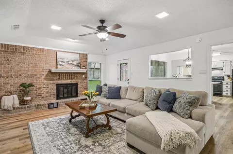 232 NE Shady Oaks Dr, Burleson, TX 76028