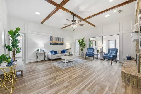 Living - 517 E Beady Rd, Arlington, TX 76006 photo 2 of 6