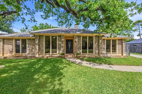 Exterior - 517 E Beady Rd, Arlington, TX 76006 photo 2 of 5