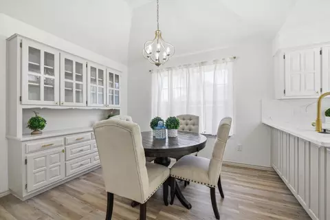 Dining - 517 E Beady Rd, Arlington, TX 76006 photo 4 of 7