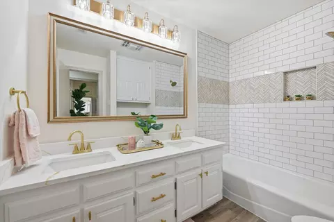 Bath - 517 E Beady Rd, Arlington, TX 76006 photo 4 of 5