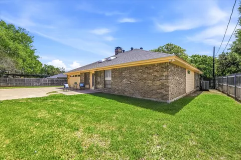 Exterior - 517 E Beady Rd, Arlington, TX 76006 photo 4 of 5