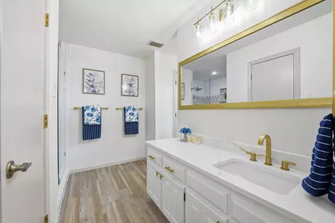 Bath - 517 E Beady Rd, Arlington, TX 76006 photo 1 of 5