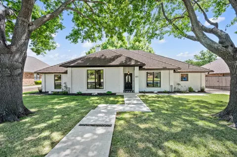 621 Evergreen Dr, Hurst, TX 76054