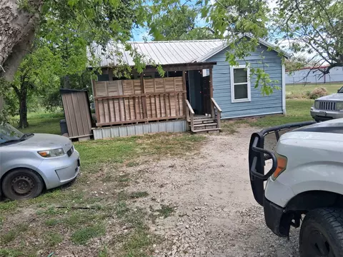 701 W Colorado St, Groesbeck, TX 76642