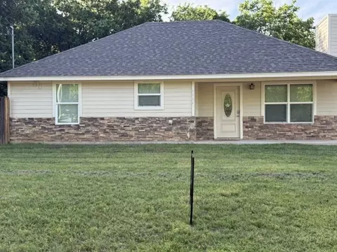 1004 Sanders St, Bowie, TX 76230