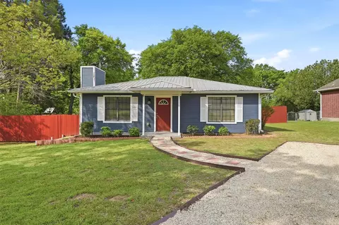 108 San Chez Dr, Lake Kiowa, TX 76240