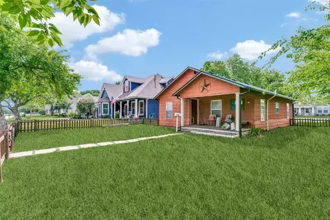 612 E Wall St, Grapevine, TX 76051