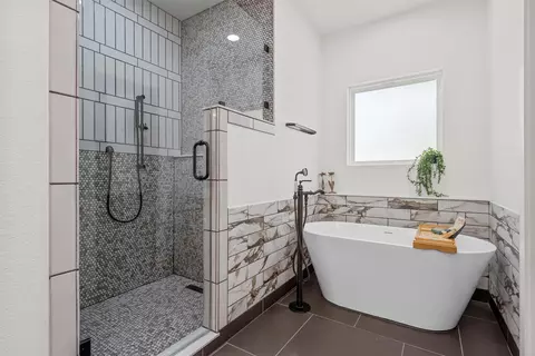 Bath - 515 Iron Bridge Rd, Lorena, TX 76655 photo 3 of 5