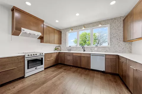 Kitchen - 515 Iron Bridge Rd, Lorena, TX 76655 photo 2 of 6
